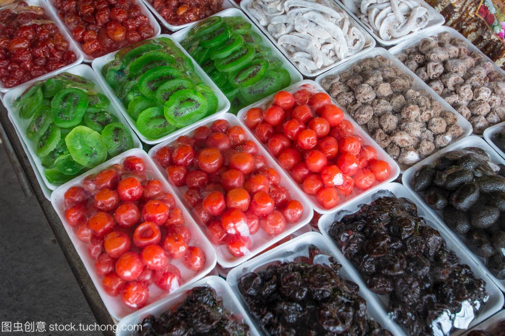 零售商店的各种保鲜水果