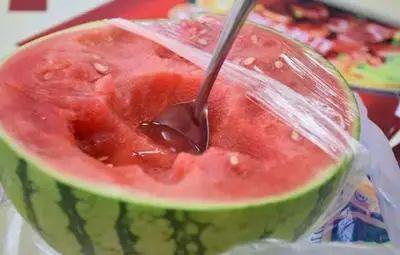 裹保鲜膜放冰箱,隔夜西瓜就能放心吃了 农视点