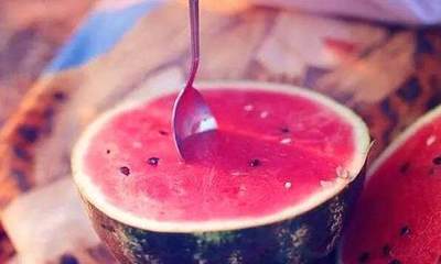 西瓜+保鲜膜+冷藏是不是更容易滋生细菌?来看看科学的结论吧