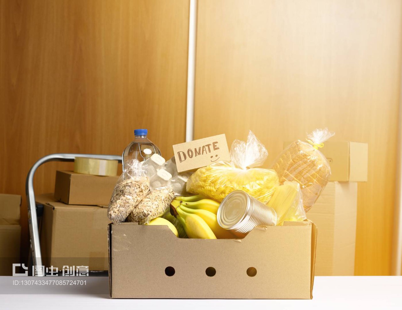 纸箱内多元物品的保鲜之道 水果、意大利面、葵花籽油与塑料瓶的和谐共存